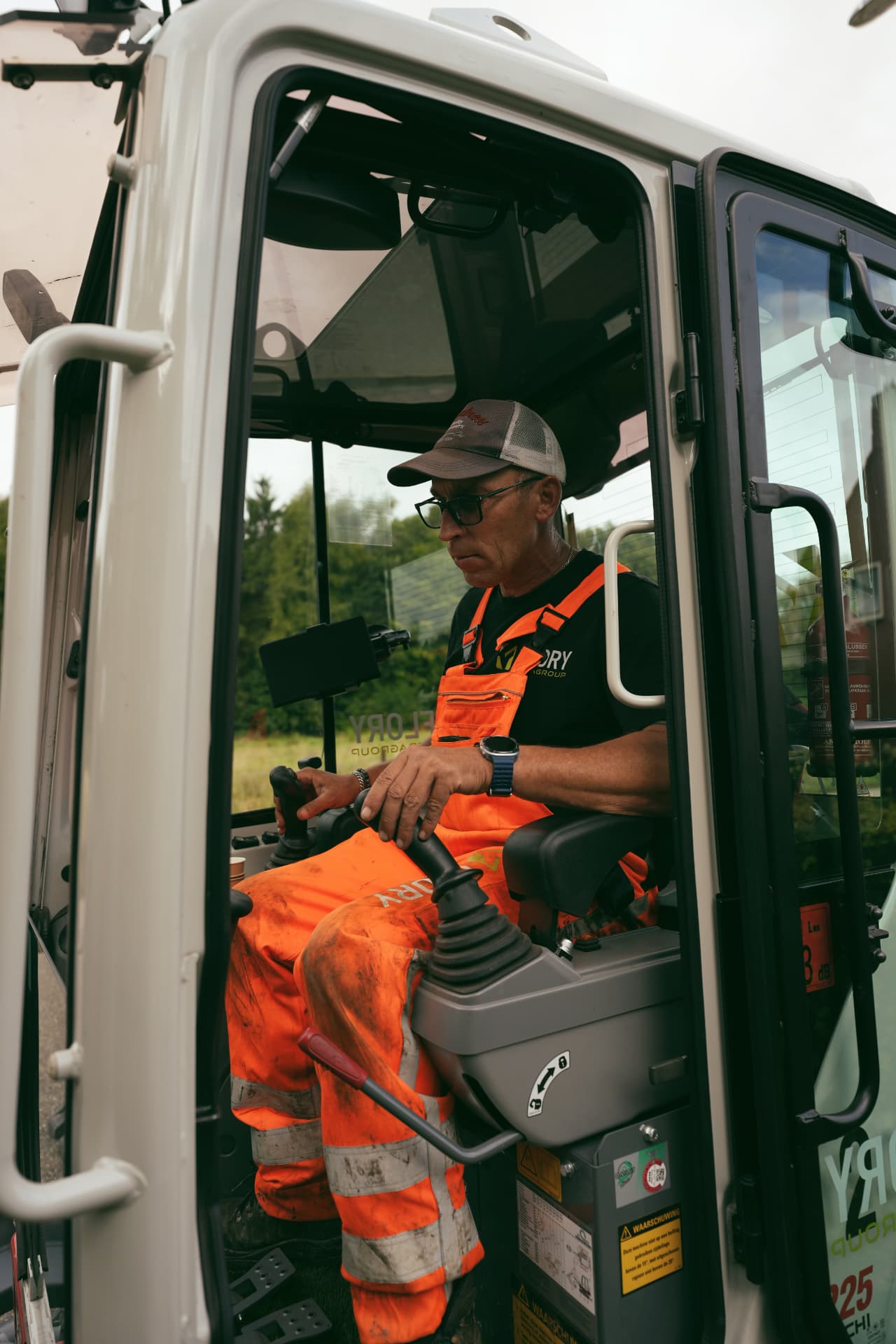 Medewerker van FLORY Infragroep bij een bedrijfsbus